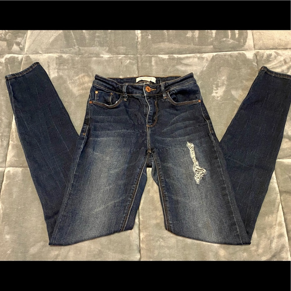 ✨2/$20✨ EightyTwo Distressed Skinny Jeans